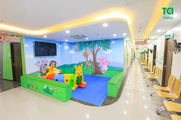 Phòng khám Nhi Thu Cúc thiết kế riêng một khu vui chơi dành cho trẻ em. Rất nhiều đồ chơi ngộ nghĩnh, đa dạng, sạch sẽ, thoáng mát, giúp trẻ cảm thấy vui vẻ và thoải mái.