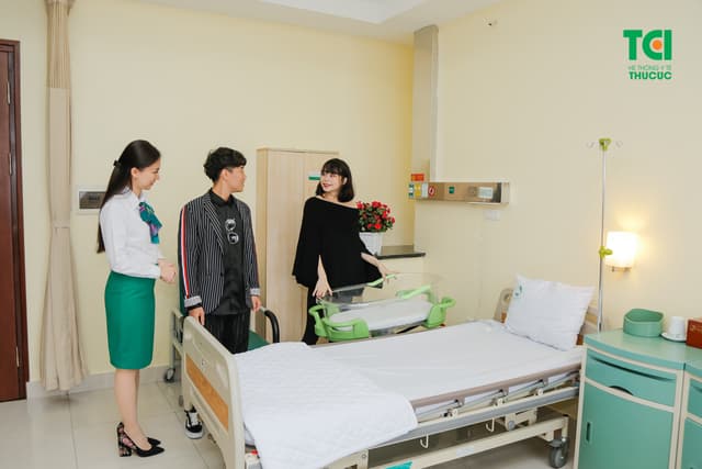 Ca sĩ Tùng Linh Oplus đưa vợ đi khám thai