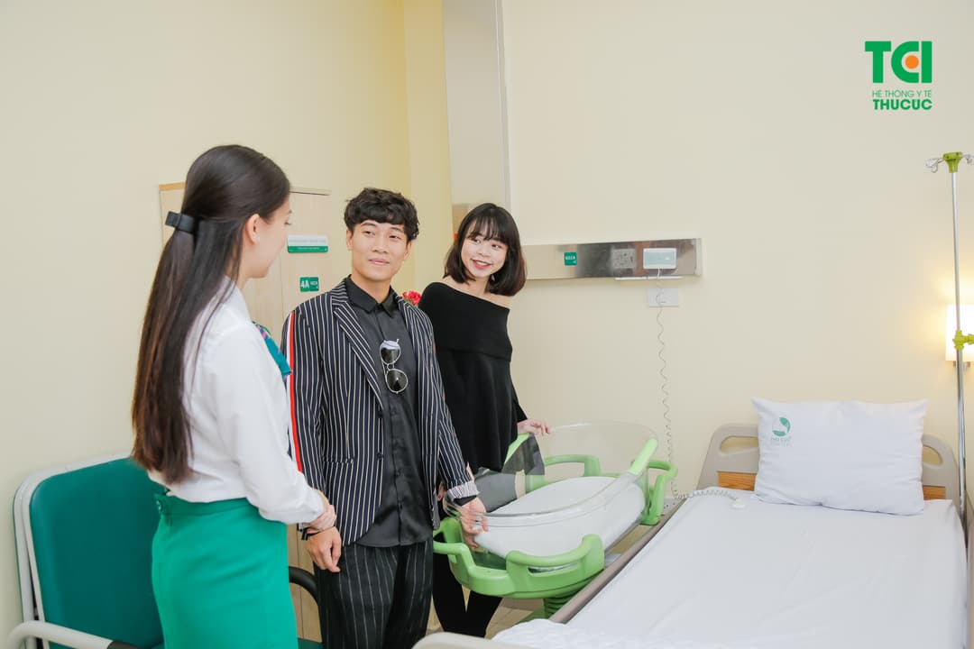 Ca sĩ Tùng Linh Oplus đưa vợ đi khám thai