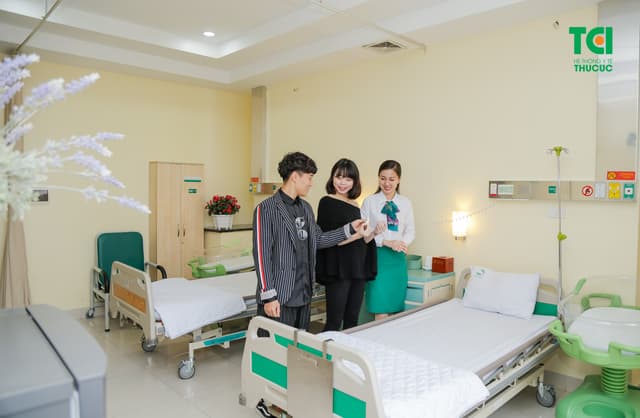 Ca sĩ Tùng Linh Oplus đưa vợ đi khám thai