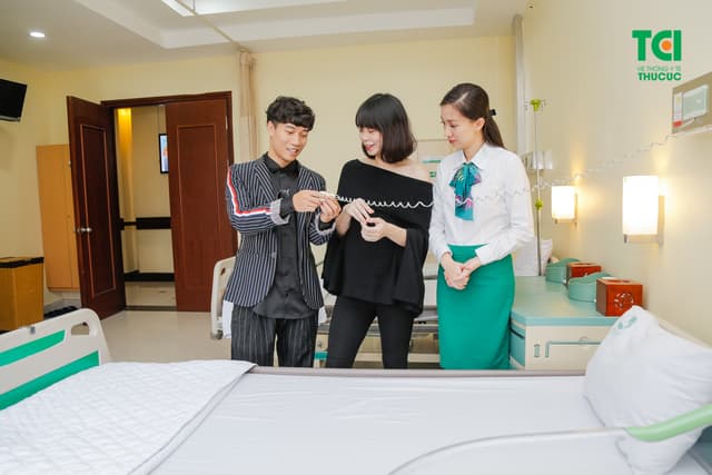 Ca sĩ Tùng Linh Oplus đưa vợ đi khám thai