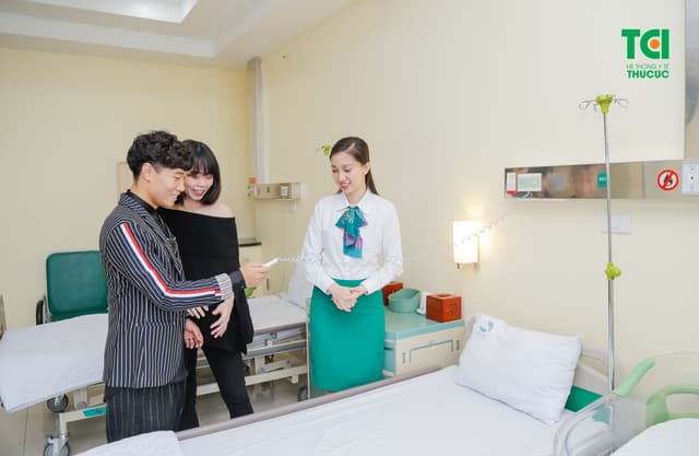 Ca sĩ Tùng Linh Oplus đưa vợ đi khám thai