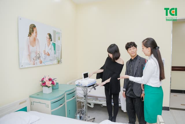 Ca sĩ Tùng Linh Oplus đưa vợ đi khám thai