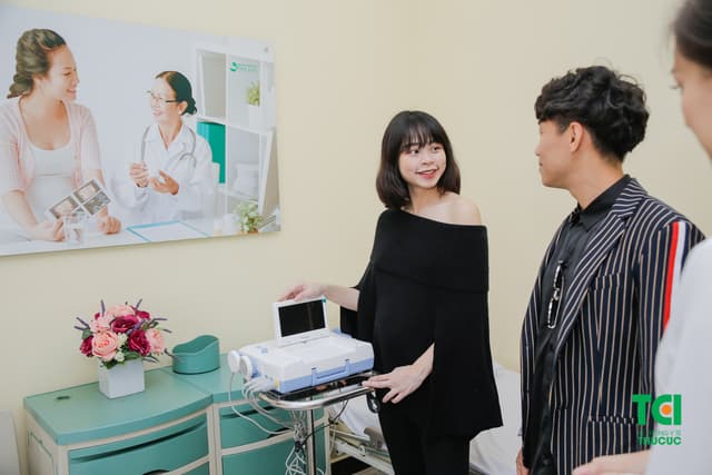 Ca sĩ Tùng Linh Oplus đưa vợ đi khám thai
