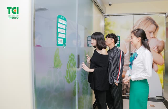 Ca sĩ Tùng Linh Oplus đưa vợ đi khám thai