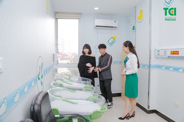 Ca sĩ Tùng Linh Oplus đưa vợ đi khám thai