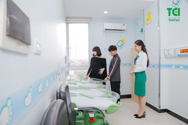 Ca sĩ Tùng Linh Oplus đưa vợ đi khám thai