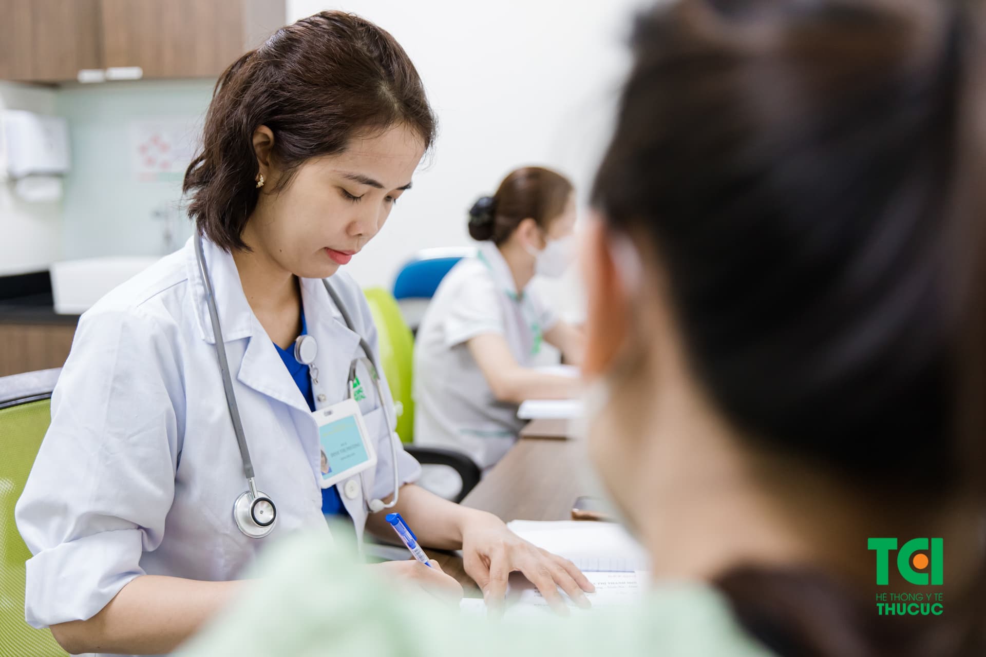 Thăm khám bác sĩ để kiểm tra tình hình sức khỏe và có hướng xử trí nếu xuất hiện những biểu hiện bất thường