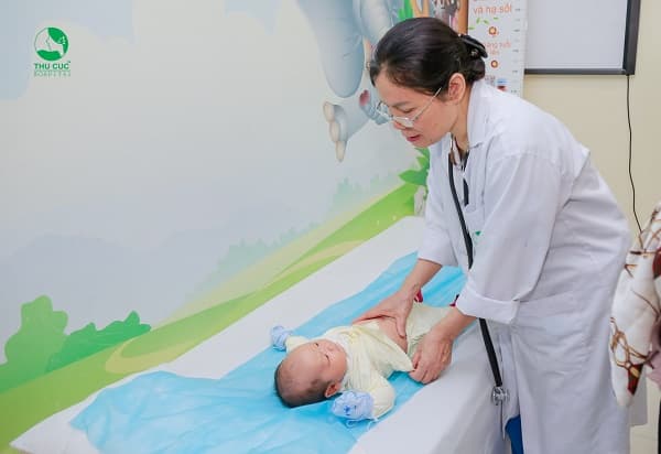 Trong một số trường hợp bé giật mình nhiều, ngủ không ngon có thể là dấu hiệu cho biết sức khỏe của bé đang có chút vấn đề. Ba mẹ cần đưa con đi khám càng sớm càng tốt