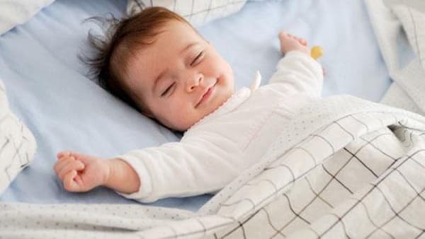 Nên đắp chăn mỏng ngang bụng khi con nằm ngủ điều hòa