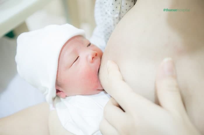 Áp xe vú có cho con bú được không