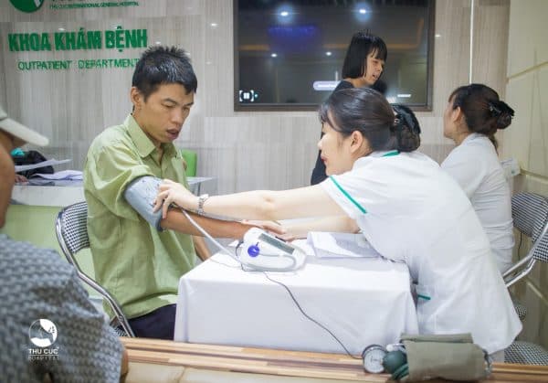 Người khuyết tật quận Tây Hồ đang được tiến hành kiểm tra huyết áp tại Bệnh viện Thu Cúc.