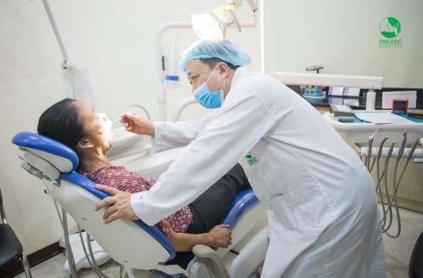 Bác sĩ tại Bệnh viện Thu Cúc đang thực hiện quá trình kiểm tra răng cho bệnh nhân khuyết tật