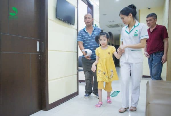 Một bệnh nhi khuyết tật tại Quận Tây Hồ đang tiến hành khám sức khỏe miễn phí tại Bệnh viện Thu Cúc.