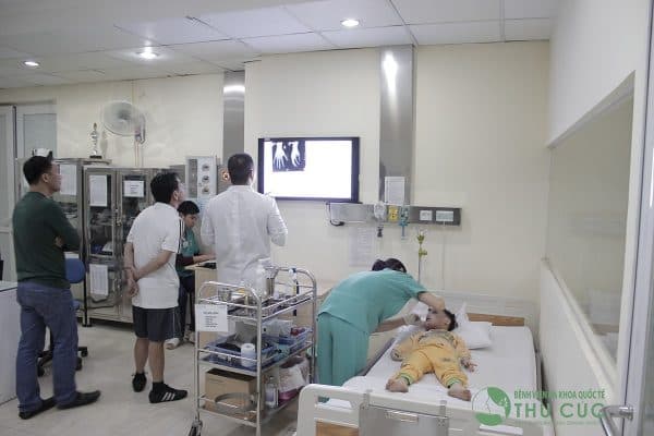 Đưa nạn nhân tới bệnh viện sau khi sơ cứu cầm máu