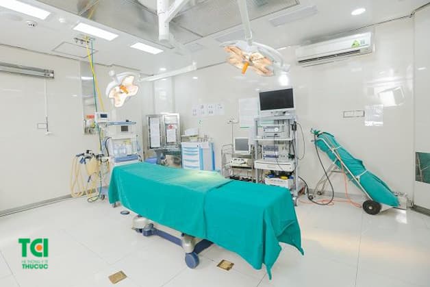 Môi trường vô khuẩn, đúng chuẩn y tế. Quy trình nhổ răng khôn tại Thu Cúc cũng diễn ra nghiêm ngặt trong hệ thống phòng mổ vô trùng 1 chiều hiện đại với các dụng cụ được khử trùng kĩ càng đảm bảo an toàn tối đa. 