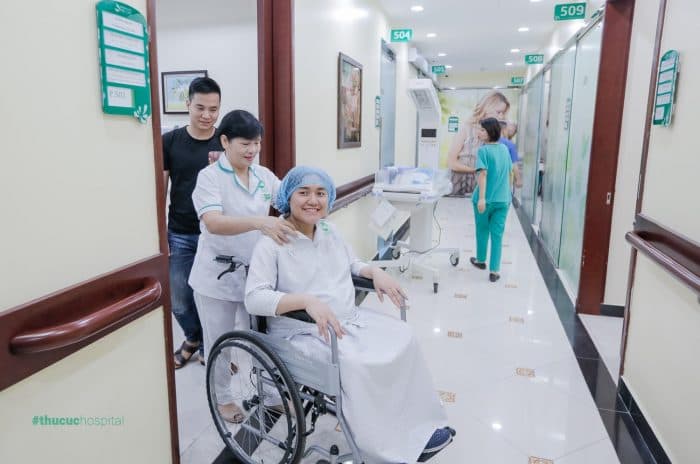 Massage nhẹ nhàng cũng là cách giúp mẹ bầu kiểm soát tốt những cơn đau chuyển dạ