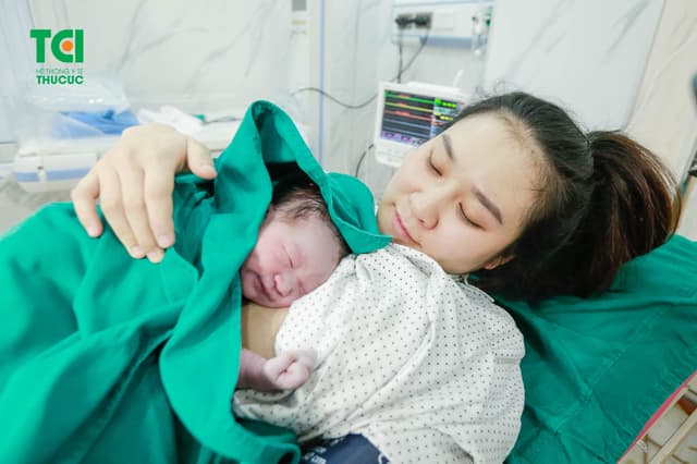 Diễn viên Dũng Hớn đưa vợ đi sinh tại Thu Cúc