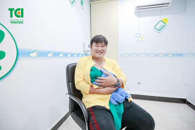 Diễn viên Dũng Hớn đưa vợ đi sinh tại Thu Cúc