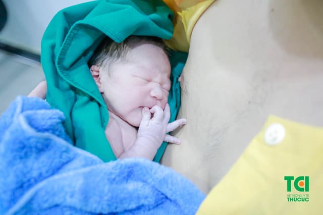 Diễn viên Dũng Hớn đưa vợ đi sinh tại Thu Cúc