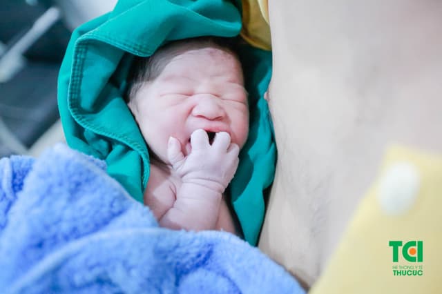 Diễn viên Dũng Hớn đưa vợ đi sinh tại Thu Cúc