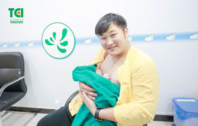 Diễn viên Dũng Hớn đưa vợ đi sinh tại Thu Cúc