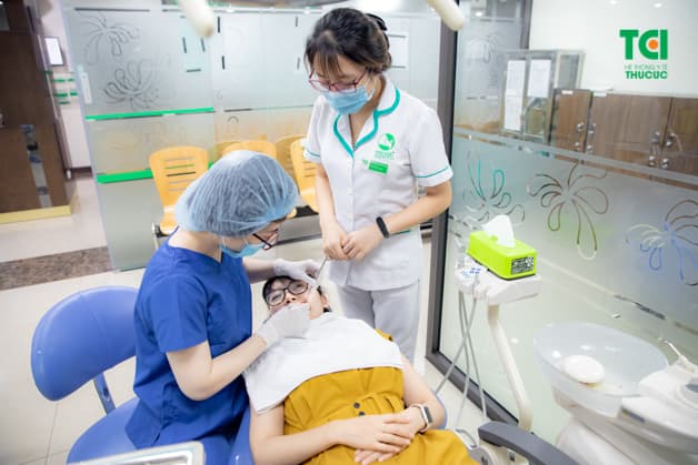 Nên khám trực tiếp với bác sĩ để có chỉ định nhổ răng khôn phù hợp với bạn