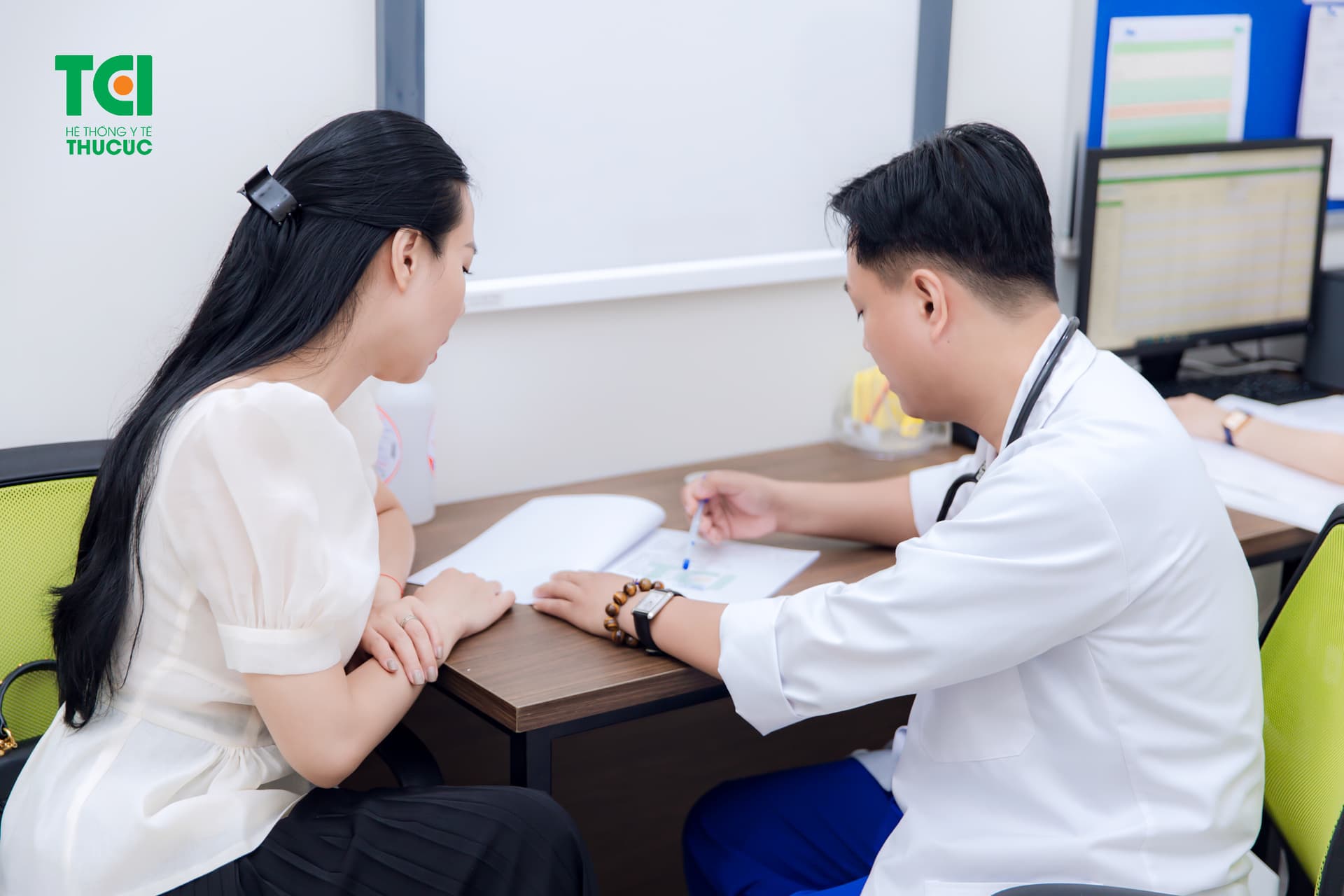 Tại Thu Cúc TCI, các bác sĩ luôn sẵn sàng tư vấn các phương pháp chăm sóc sức khỏe. Đồng thời tận tình giải đáp những lo âu, thắc mắc của quý khách về tình hình sức khỏe.