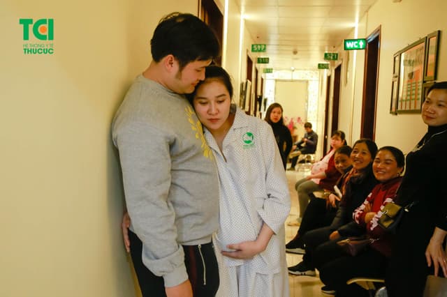 Diễn viên Dũng Hớn đưa vợ đi sinh tại Thu Cúc