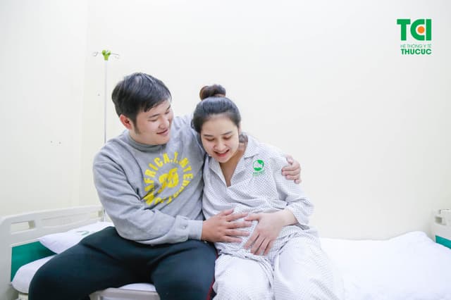 Diễn viên Dũng Hớn đưa vợ đi sinh tại Thu Cúc