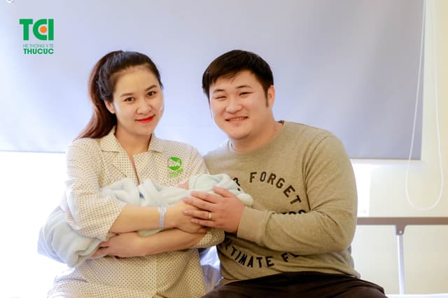 Diễn viên Dũng Hớn đưa vợ đi sinh tại Thu Cúc