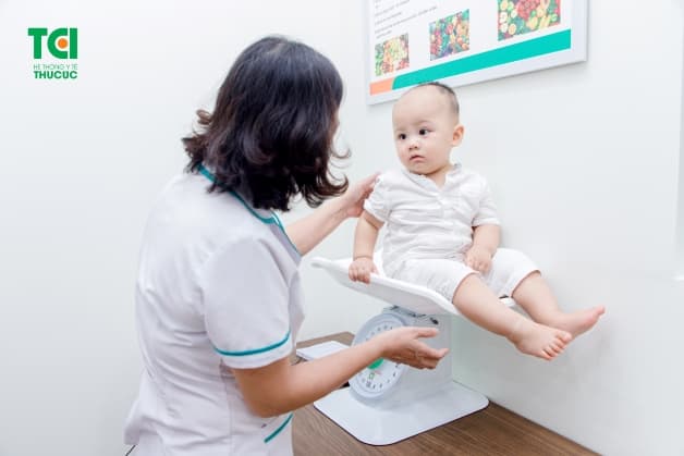 trẻ sơ sinh phơi nắng bao lâu