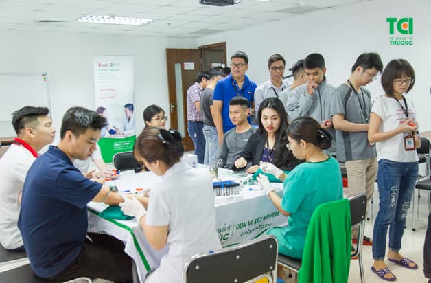 Mọi người tập trung xếp hàng để khám sức khỏe doanh nghiệp định kỳ