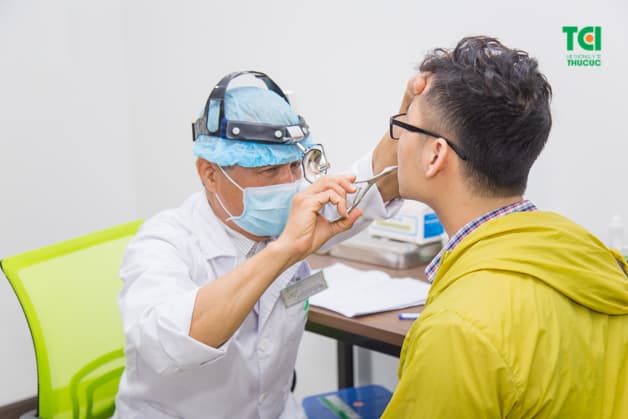 Khám tai - mũi - họng là những bước tổng quát khi khám sức khỏe