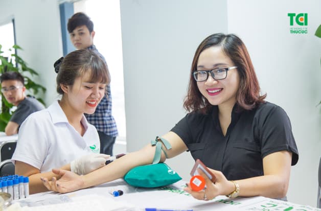 Cách lấy máu của bác sĩ Bệnh viện Thu Cúc nhẹ nhàng không gây sự đau đớn cho người bệnh