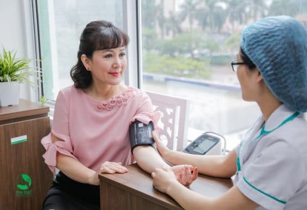 nsnd minh hòa khám bệnh tại thu cúc