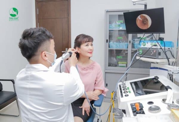 khám bệnh với thiết bị ngoại nhập 