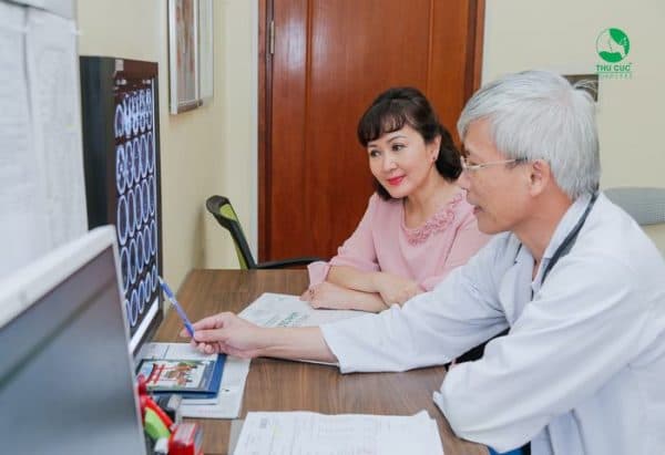 bác sĩ phân tích kết quả