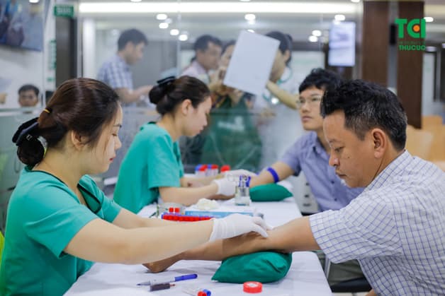 Lấy máu xét nghiệm được bác sĩ thực hiện hết sức nhẹ nhàng