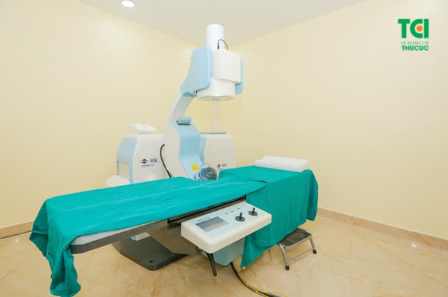 Máy tán sỏi ngoài cơ thể tại bệnh viện Thu Cúc sử dung sóng xung kích với tần số lớn lên đến 3000 nhịp giúp sỏi vừa được tán vỡ và vừa đảm bảo sự an toàn tối đa cho nhu mô thận và các bộ phận khác trên cơ thể.