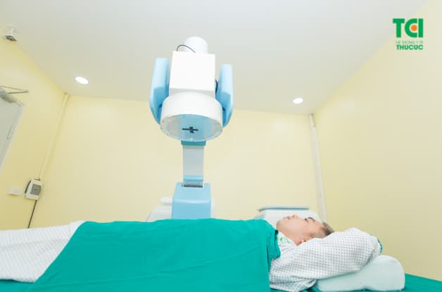 Máy tán sỏi tại bệnh viện Thu Cúc là dòng máy có tần số lớn lên đến 3000 nhịp/phút giúp tán vỡ các loại sỏi thận có kích thước 2cm, sỏi niệu quản 1/3 trên và 1.5cm.