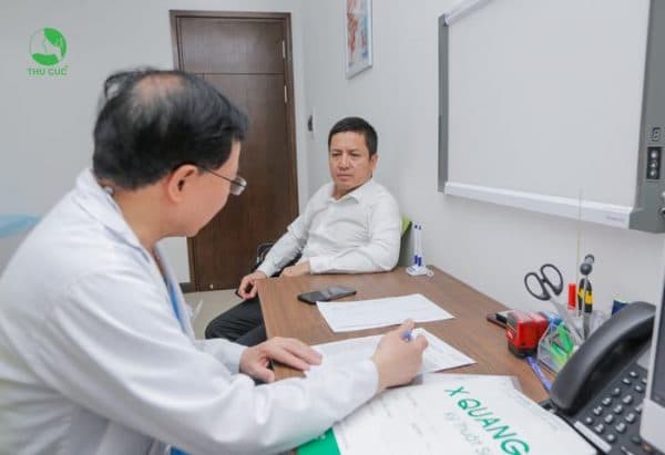 nghệ sĩ chí trung đi khám bệnh tại Thu cúc