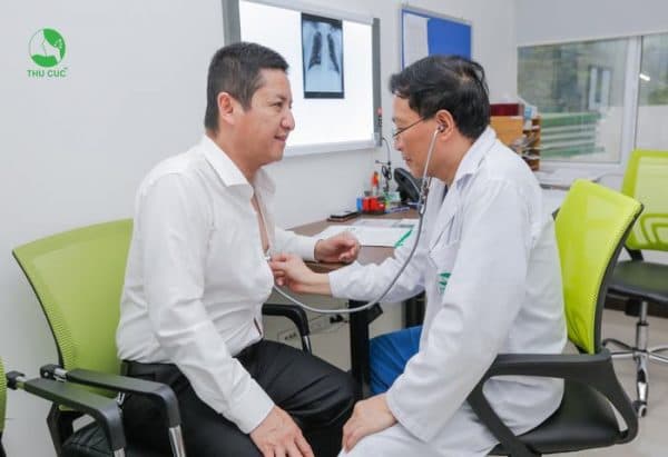 bác sĩ thăm khám