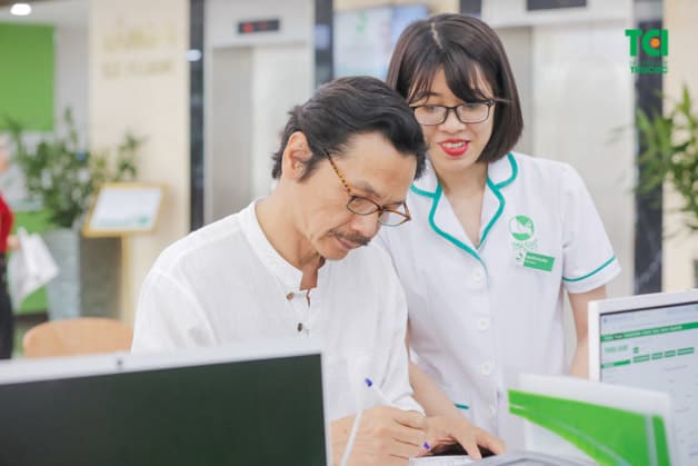 NSƯT Trung Anh hoàn thành thông tin trước khi bắt đầu gói khám