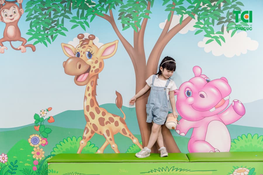 Tại Thu Cúc thiết kế khu vui chơi dành riêng cho bé, là địa điểm để các em nhỏ được giao lưu, kết bạn thỏa mái chơi những trò chơi mà con yêu thích và xem những bộ phim hoạt hình vui nhộn.