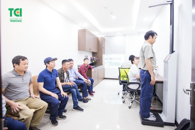 Đo chiều cao là bước khởi đầu tiến hành khám sức khỏe định kỳ