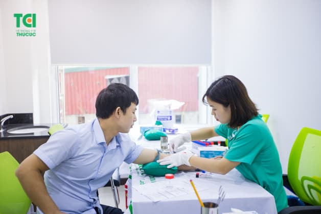 Điều dưỡng thực hiện lấy mẫu xét nghiệm cho người lao động