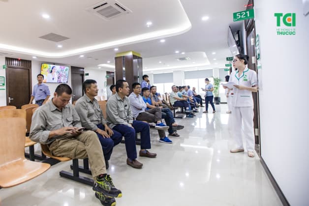 Không gian sảnh chờ của bệnh viện rộng rãi, thoáng mát