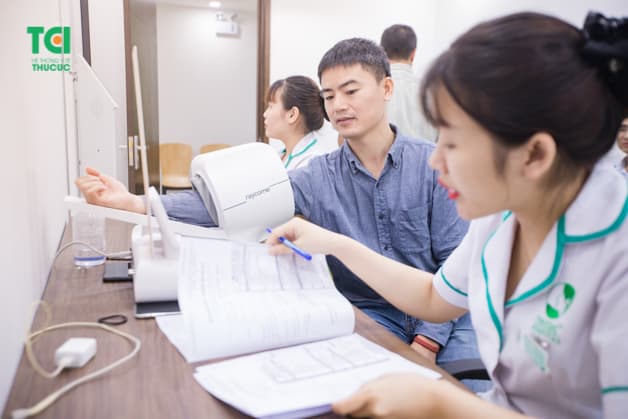 Đo huyết áp bằng máy móc hiện đại đang được áp dụng tại Bệnh viện Thu Cúc