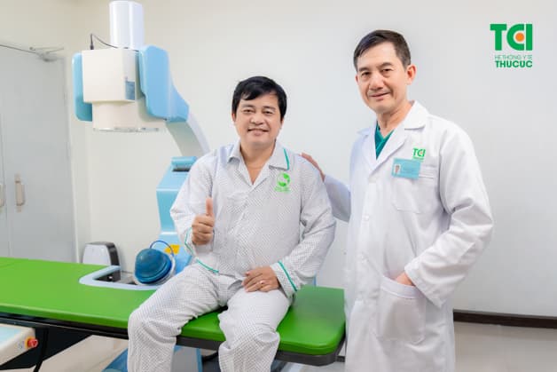 Bác sĩ chuyên khoa II Phạm Huy Huyên người trực tiếp điều chỉnh máy tán sỏi ngoài cơ thể cho bệnh nhân tại Bệnh viện Đa khoa Quốc tế Thu Cúc.